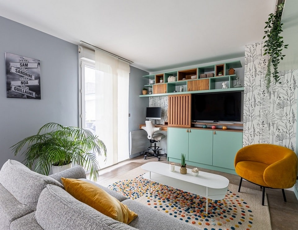 Aménagement d'un salon avec mobilier sur-mesure pour espace télétravail par MH DECO Montrouge